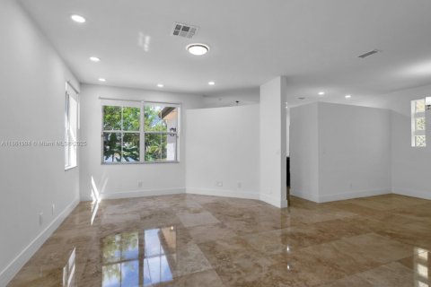 House in Pembroke Pines, Florida 3 bedrooms № 1891432 - photo 10