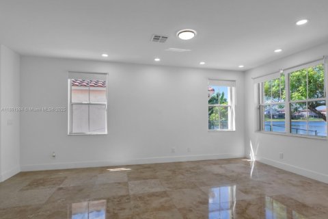 House in Pembroke Pines, Florida 3 bedrooms № 1891432 - photo 8