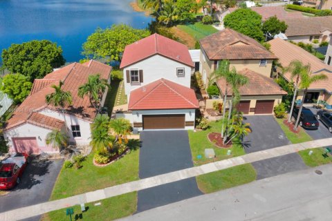 House in Pembroke Pines, Florida 3 bedrooms № 1891432 - photo 1