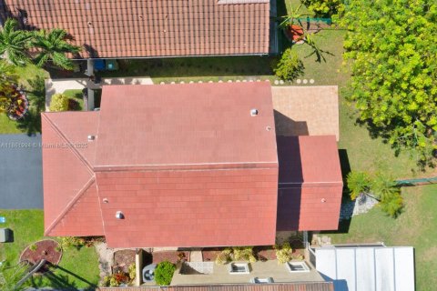 House in Pembroke Pines, Florida 3 bedrooms № 1891432 - photo 4