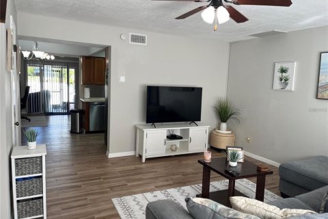 Touwnhouse à vendre à Tampa, Floride: 2 chambres, 104.05 m2 № 2419155 - photo 2