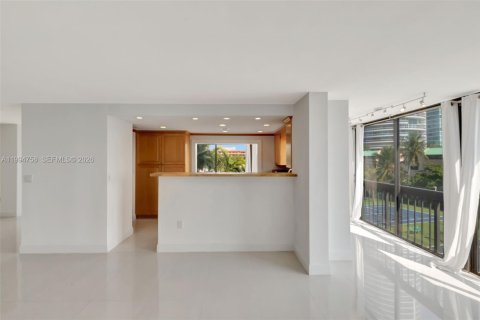 Condominio en alquiler en Miami, Florida, 2 dormitorios, 163.51 m2 № 2066120 - foto 8
