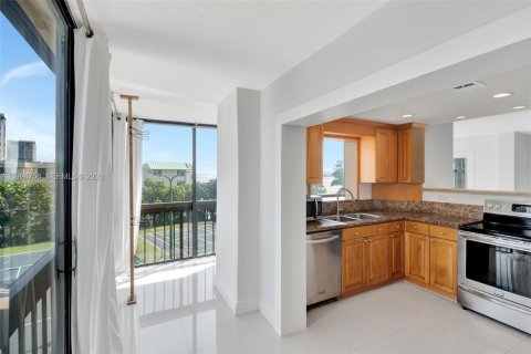 Condominio en alquiler en Miami, Florida, 2 dormitorios, 163.51 m2 № 2066120 - foto 10