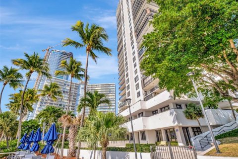 Condominio en alquiler en Miami, Florida, 2 dormitorios, 163.51 m2 № 2066120 - foto 2