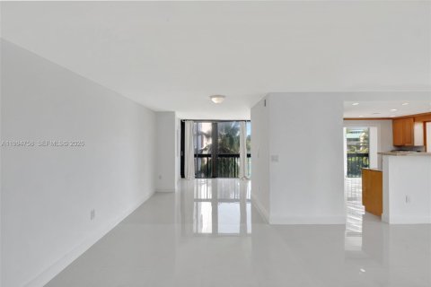 Condominio en alquiler en Miami, Florida, 2 dormitorios, 163.51 m2 № 2066120 - foto 16