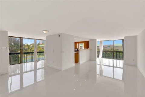 Condominio en alquiler en Miami, Florida, 2 dormitorios, 163.51 m2 № 2066120 - foto 6