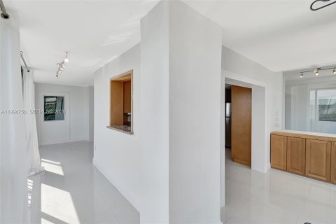 Condominio en alquiler en Miami, Florida, 2 dormitorios, 163.51 m2 № 2066120 - foto 14