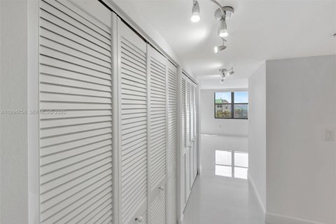 Condominio en alquiler en Miami, Florida, 2 dormitorios, 163.51 m2 № 2066120 - foto 18