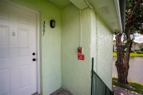 Condo in Sunrise, Florida, 1 bedroom  № 1948843 - photo 1