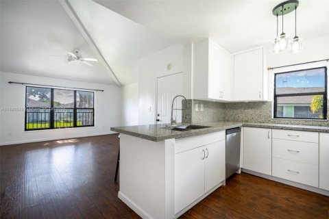 Condo in Sunrise, Florida, 1 bedroom  № 1948843 - photo 2