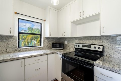 Condo in Sunrise, Florida, 1 bedroom  № 1948843 - photo 3
