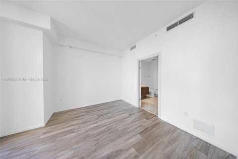 Copropriété à louer à Miami, Floride: 3 chambres, 122.82 m2 № 2056793 - photo 13