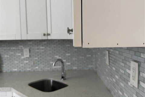 Villa ou maison à louer à Miami, Floride: 2 chambres, 65.03 m2 № 2021727 - photo 8