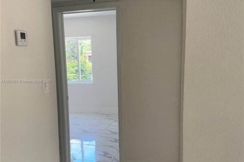 Villa ou maison à louer à Miami, Floride: 2 chambres, 65.03 m2 № 2021727 - photo 3