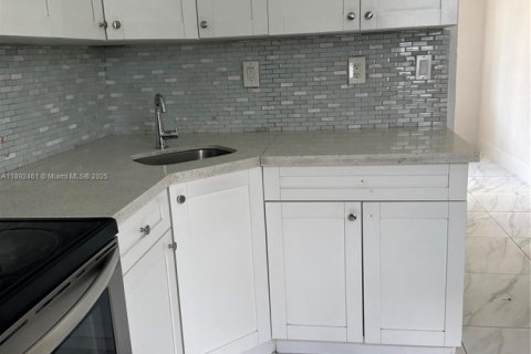 Villa ou maison à louer à Miami, Floride: 2 chambres, 65.03 m2 № 2021727 - photo 9