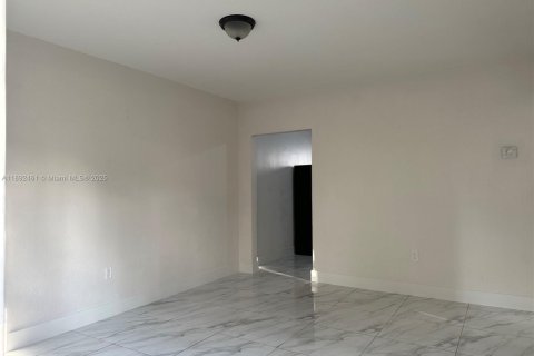 Villa ou maison à louer à Miami, Floride: 2 chambres, 65.03 m2 № 2021727 - photo 12