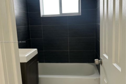 Villa ou maison à louer à Miami, Floride: 2 chambres, 65.03 m2 № 2021727 - photo 7