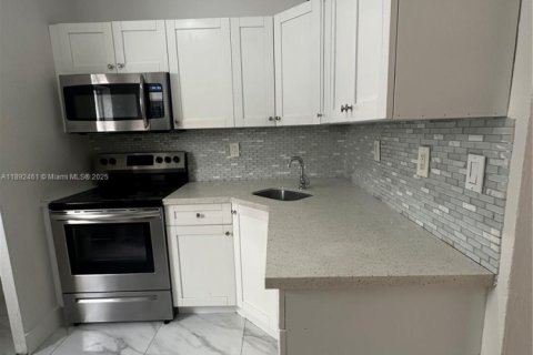 Villa ou maison à louer à Miami, Floride: 2 chambres, 65.03 m2 № 2021727 - photo 11