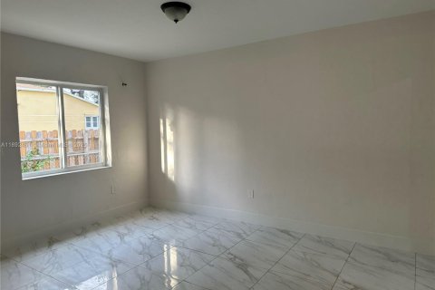 Villa ou maison à louer à Miami, Floride: 2 chambres, 65.03 m2 № 2021727 - photo 13