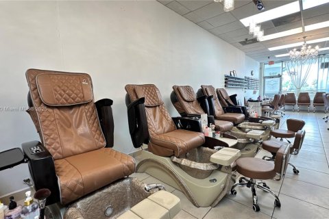 Propiedad comercial en venta en Pembroke Pines, Florida № 1942841 - foto 10