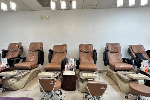 Propiedad comercial en venta en Pembroke Pines, Florida № 1942841 - foto 8