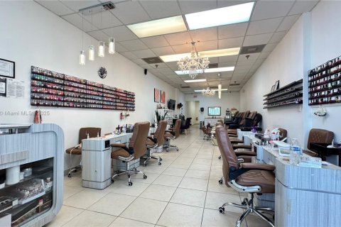 Propiedad comercial en venta en Pembroke Pines, Florida № 1942841 - foto 1