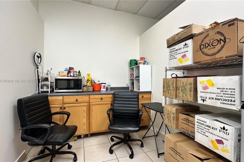 Propiedad comercial en venta en Pembroke Pines, Florida № 1942841 - foto 15