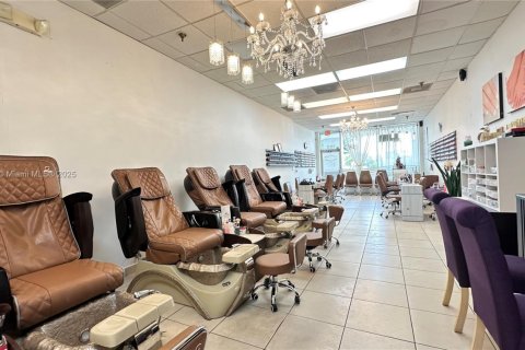 Propiedad comercial en venta en Pembroke Pines, Florida № 1942841 - foto 6