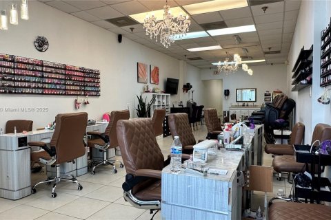 Propiedad comercial en venta en Pembroke Pines, Florida № 1942841 - foto 5