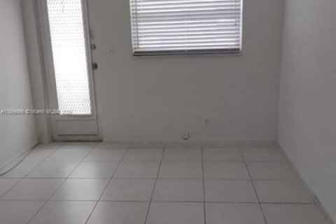 Снять в аренду кондоминиум в Окленд-Парк, Флорида 2 спальни, 65.03м2, № 1896607 - фото 4