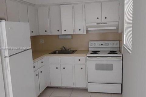 Снять в аренду кондоминиум в Окленд-Парк, Флорида 2 спальни, 65.03м2, № 1896607 - фото 3