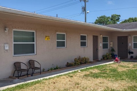 Снять в аренду кондоминиум в Окленд-Парк, Флорида 2 спальни, 65.03м2, № 1896607 - фото 2