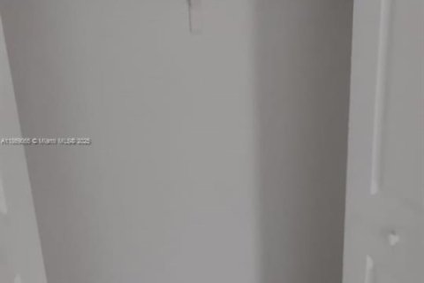 Снять в аренду кондоминиум в Окленд-Парк, Флорида 2 спальни, 65.03м2, № 1896607 - фото 5