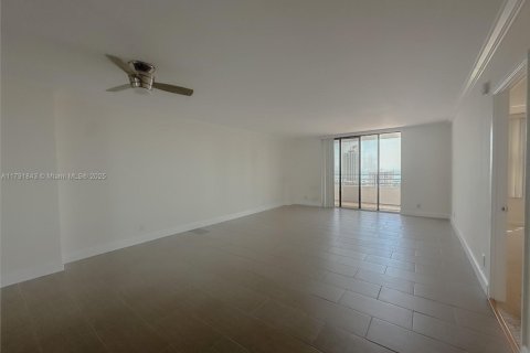 Condo in Hallandale Beach, Florida, 1 bedroom № 1942881 - photo 7