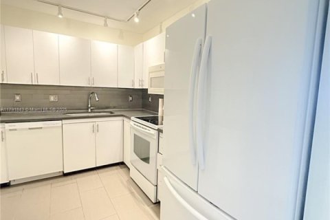 Condo in Hallandale Beach, Florida, 1 bedroom № 1942881 - photo 11