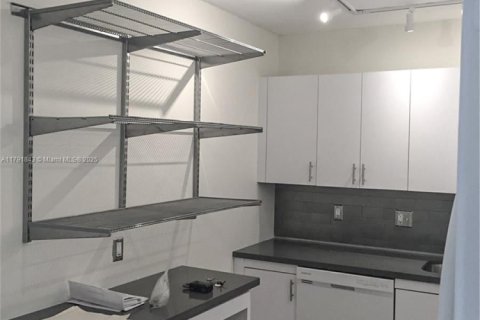 Condo in Hallandale Beach, Florida, 1 bedroom № 1942881 - photo 12