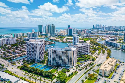 Condo in Hallandale Beach, Florida, 1 bedroom № 1942881 - photo 5