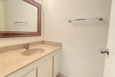 Condo in Hallandale Beach, Florida, 1 bedroom № 1942881 - photo 14