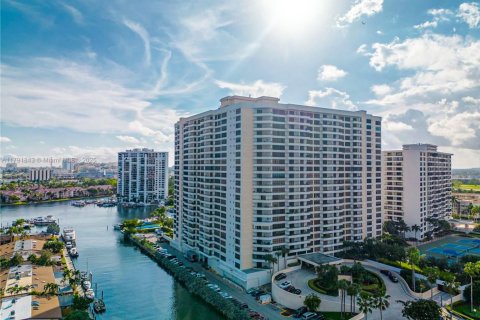 Condo in Hallandale Beach, Florida, 1 bedroom № 1942881 - photo 6