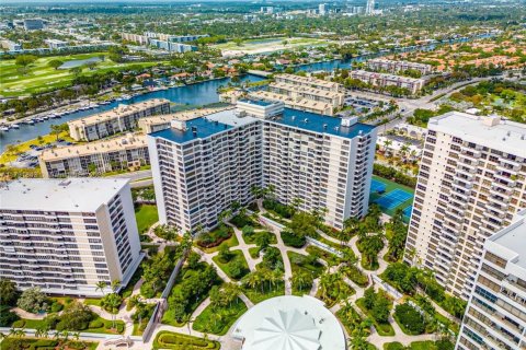 Condo in Hallandale Beach, Florida, 1 bedroom № 1942881 - photo 10