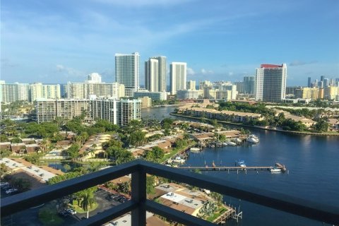 Condo in Hallandale Beach, Florida, 1 bedroom № 1942881 - photo 1