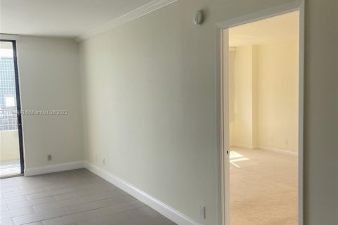 Condo in Hallandale Beach, Florida, 1 bedroom № 1942881 - photo 16