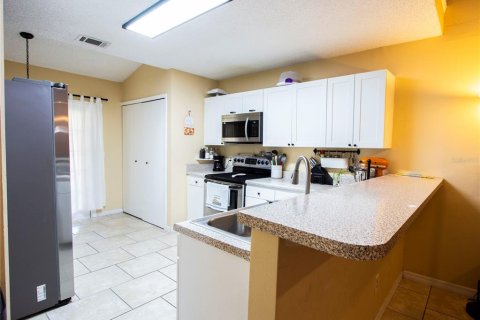 Adosado en venta en Tampa, Florida, 2 dormitorios, 111.76 m2 № 2157735 - foto 5