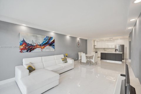 Condo in Sunny Isles Beach, Florida, 2 bedrooms  № 1991339 - photo 4