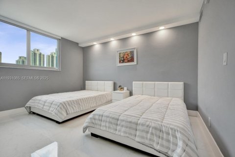 Condo in Sunny Isles Beach, Florida, 2 bedrooms  № 1991339 - photo 27