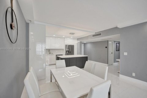 Condo in Sunny Isles Beach, Florida, 2 bedrooms  № 1991339 - photo 16