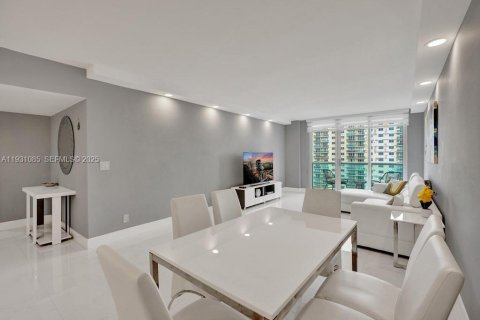 Condo in Sunny Isles Beach, Florida, 2 bedrooms  № 1991339 - photo 6