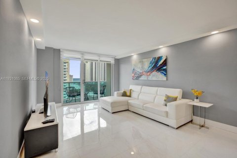Condo in Sunny Isles Beach, Florida, 2 bedrooms  № 1991339 - photo 1