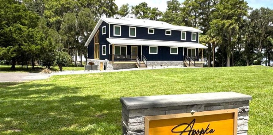 Townhouse in Inverness, Florida 2 bedrooms, 139.63 sq.m. № 1915163