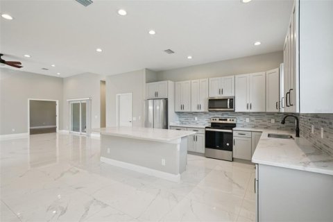 Villa ou maison à vendre à Zephyrhills, Floride: 4 chambres, 241.82 m2 № 1907602 - photo 9